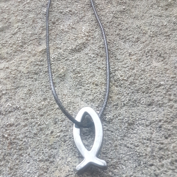 🐠 Hematite Fish Necklace - Picture 5 of 5